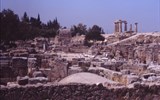 Řecko a ostrovy - Řecko - Korinth - zbytky starověkého města se zříceninami hradu Akrokorinth a Apollónova chrámu z 5.stol.př.n.l. 