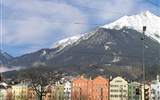 Tyrolsko mnoha nej a nostalgické vláčky, tramvaje a lanovky 2022 - Rakousko - Tyrolsko - Innsbruck, nad městem se ze všech stran tyčí horské štíty