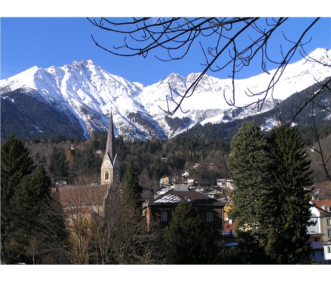 Nejkrásnější Tyrolský advent plný zážitků 2021 - Rakousko - Tyrolsko - Innsbruck, hlavní město Tyrolsjka, leží na řece Inn a nad ním se zdvíhají zasněžené štíty Alp