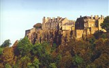 Skotsko a ostrov Skye - Velká Británie - Skotsko - strohá skotská architektura působí v krajině přitažlivě