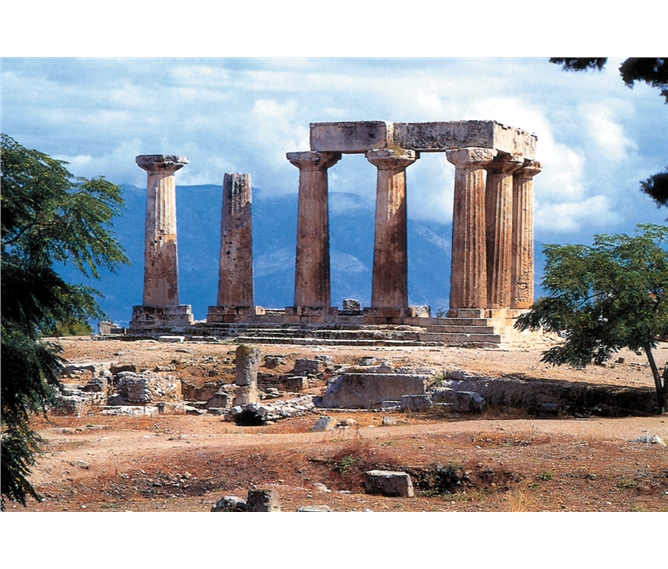 Řecko, za starověkými památkami letecky 2023 - Řecko, zříceniny chrámu