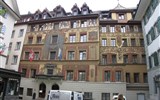 Švýcarsko, železniční dobrodružství 2022 - Švýcarsko - Luzern - malované domy v historickém centru města