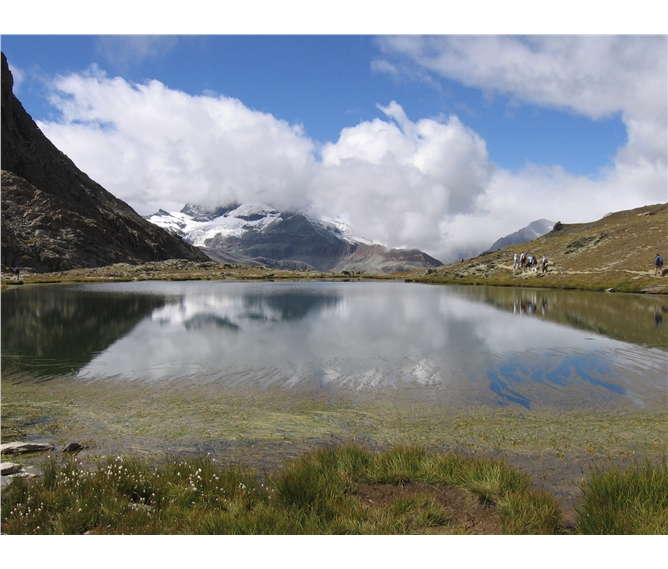 Matterhorn, švýcarský diamant - Švýcarsko - Alpy jezírko pod Gornergratem, v pozadí se v mracích schovává Materhorn