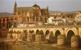Španělsko, památky UNESCO - Španělsko - Toledo - klášter San Juan de los Reyes, 1497-1504, španělsko-vlámská gotika, vpředu most přes řeku Tagus