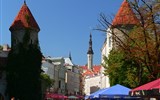 Estonsko - Pobaltí - Estonsko - Tallinn, gotický kostel sv.Ducha ze 14.století a městské hradby