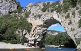 Languedoc, katarské hrady, moře Lví zátoky a kaňon Ardèche letecky 2023 - Francie - Provence - Ardeche, skalní most Pont d´Arc vznikl asi před půl milionem let a je 54 m vysoký