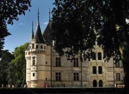 Francie, Loira, Azay-le-Rideau, postaven pokladníkem krále Františka I. Gillesem Berthelotem