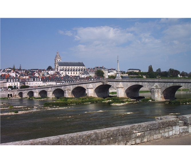 Zámky a zahrady na Loiře a Paříž 2023 - Francie -  Loira - Blois, městečko s renesančním zámkem v centru, vpředu most z 18.století (Foto: Janata)