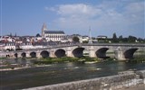 Blois - Francie -  Loira - Blois, městečko s renesančním zámkem v centru, vpředu most z 18.století (Foto: Janata)