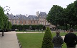Paříž, perla na Seině letecky, Versailles a výlet do Remeše rychlovlakem TGV 2024 - Francie, Paříž, Place de Vosges, vybudoval jej 1609 Jindřich IV., původně Place Royale