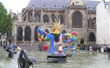 Paříž plná zážitků letecky a Středověký festival v Provins 2023 - Francie - Paříž, kostel St. Mary a Stravinského kašna, 1983, J.Tinguely a N.de Saint Phalle, má vyjadřovat Stravinského hudbu