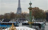 Paříž a zámek Versailles 2021 - Francie - Paříž - Eiffelova věž, vysoká 324 m, váží 10.000 tun, z železných nosníků spojených 2,5 miliony nýtů