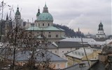 Český Krumlov a Salcburk v době adventu 2020 - Rakousko - ojínělé střechy kostelů historického centra Salzburg