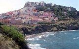 Sardinie, rajský ostrov nurágů v tyrkysovém moři chata - Itálie, Sardinie, Castelsardo