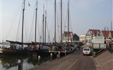 Holandsko - Holandsko, Volendam, nábřeží s loďmi