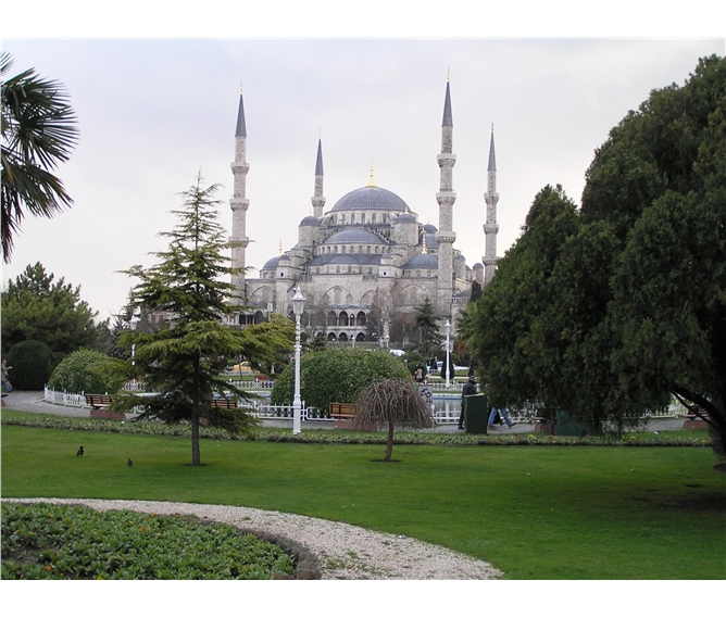 Turecko, památky osmanské říše - Turecko - Istanbul - Modrá mešita, postavena po roce 1609, jediná spolu s mešitami v Mekce a Medině která má 6 minaretů