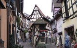 Advent  Alsasko - zimní pohádka nejen o víně a středověký trh 2023 - Francie - Alsasko -  Eguisheim, dům  s vánočními kometami, nejmenší dům ve městě