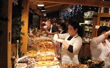 Alsasko a gastronomie - Francie - Alsasko - adventní stánek se sladkými mlsy, mimo jiné i s pain d´epices