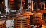 Gastronomie Bordeaux - Francie - Atlantik - Cognac, v těchto sudech zraje zlatavý koňak