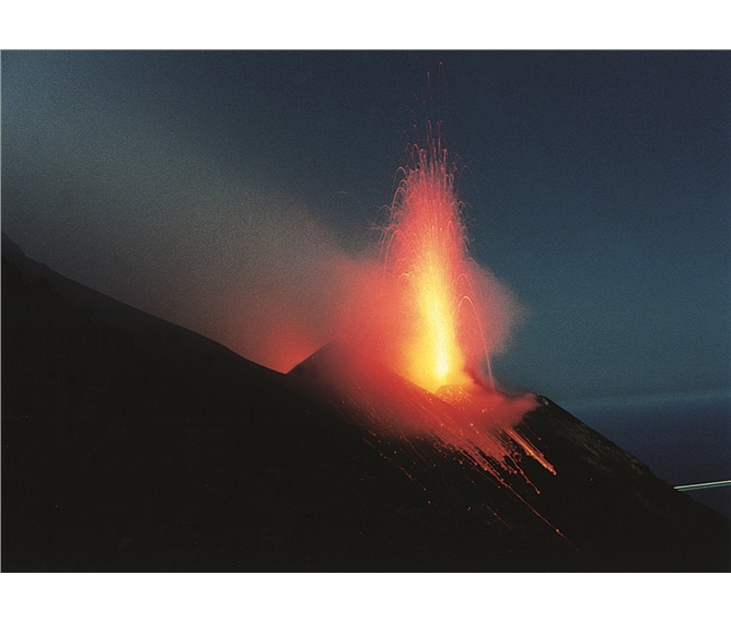 Lipary letecky - Itálie, Lipary, Stromboli, noční erupce