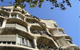Barcelona a Girona s pobytem u moře 2022 - Španělsko - Barcelona - Casa Mila, A.Gaudí, 1906-10 v zvláštní okouzlující secesi A.Gaudího