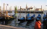 Benátky, ostrovy, slavnost gondol a Bienále s koupáním 2022 - Itálie - Benátky - renesanční San Giorgio Maggiore na ostrově San Giorgio, návrh Andrea Palladio, 1566-1610, zvonice 1791