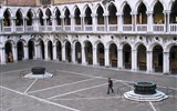 Benátky, ostrovy, slavnost gondol a Bienále 2021 - Itálie, Benátky, Dóžecí palác, arkády vnitřního nádvoří