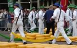 Holandsko a Belgie, země, které stojí za to navštívit - Nizozemí - Alkmaar - tradiční šou při vážení sýrů