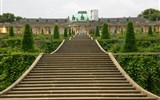 Berlín, město umění i budoucnosti, výstava Gauguin a Postupim vlakem 2022 - Německo - Postupim - Sanssouci, široké schodiště od zámku do zahrad, 1745-47, pro pruského krále Fridricha II.