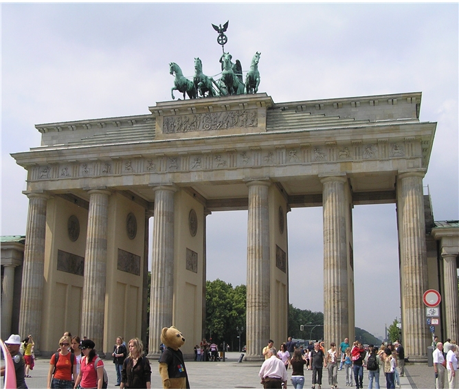 Berlín, město umění, historie i budoucnosti, Postupim 2023 - Německo - Berlín - Braniborská brána, symbol země