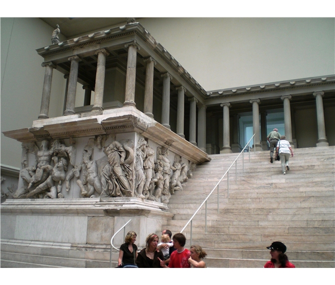 Berlín, velká muzejní a galerijní noc 2022 - Německo - Berlín - Pergamonské muzeum ukrývá unikátní poklady nejstarších kultur, Pergamonský oltář, 2.stol. př.n.l.