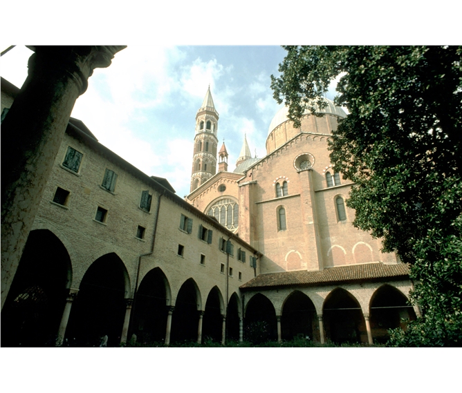 Perly severní Itálie, UNESCO, zážitkové Benátky s koupáním a Bienále 2022 2022 - Itálie - Benátsko - Padova, nádvoří baziliky
