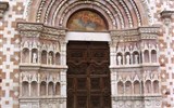 Památky, moře, příroda střední Itálie - Itálie, Abruzzo, L´Aquilla, portál katedrály