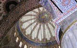 Istanbul, městou dvou kontinentů 2024 - Turecko - Istanbul - Modrá mešita, interiér
