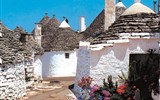 Bílé útesy poloostrova Gargano a památky Apulie 2020 - Itálie - Apulie - typické kamenné stavby trulli