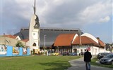 Eger - Maďarsko - Eger - moderní kostel Makowacze vzniklý rekonstrukcí starého, rozbombardovaného ve 2.světové válce