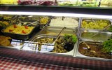 Termály Maďarska a víno Moravy - Maďarsko - Budapešť - bohatá nabídka jídla v tržnici