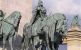 Budapešť, památky a termální lázně adventní 2021 - Maďarsko - Budapešť - Památník tisíciletí, sochy bájných kmenových knížat na náměstí Hrdinů (kníže Arpád)