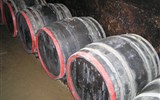 tokajské víno - Maďarsko - Tokaj, vinné sklepy, v těhle sudech zraje proslavené tokajské