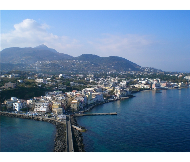 Ischia, ostrov termálů s kombinovanou dopravou - Itálie - Ischia - Ischia Porto od moře
