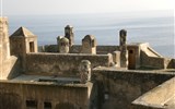 Ischia - Itálie - Ischia - strohá architektura nad azurovým mořem
