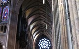 Bretaň, tajemná místa, přírodní parky a megality a koupání v Atlantiku 2021 - Francie, Chartres, interiér katedrály