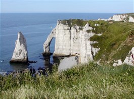Normandie a Alabastrové pobřeží ve jménu impresionistů, vylodění a gurmánů 2024  Francie - Normandie - Étretat, bělostné útesy nad modrým mořem