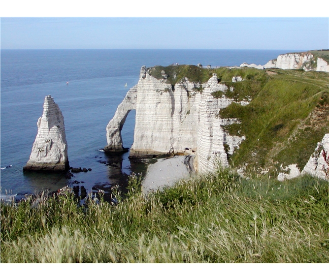 Normandie a Alabastrové pobřeží letecky 2023 - Francie - Normandie - Étretat, bělostné útesy nad modrým mořem