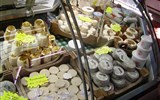 Skryté gastronomické poklady vnitrozemí Francie - Francie -  přídklady sýrů z různých oblastí - Rocamadour (Quercy), Chabichou (kozí z Poitou) a Selles sur cher (údolí Loiry)
