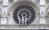 Paříž plná zážitků letecky a Středověky festival v Provins 2023 - Francie - Paříž -  Notre Dame, rozetové okno s Pannou Marií na západním průčelí  katedrály
