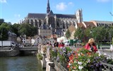 Pikardie a Ardeny - Francie -  Pikardie - Amiens, nad městem se tyčí katedrála Notre Dame