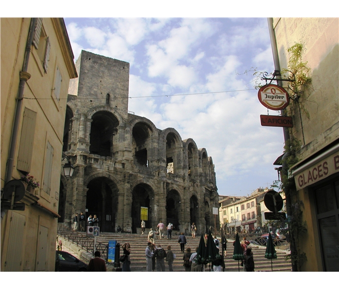 Velikonoční pohlednice z Provence, slavnost v Arles a Marseille 2023 - Francie - Provence - Arles, aréna z 1.stol př.n.l., původně 3patrová.