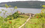 Krásy Skotska letecky 2021 - Velká Británie, Skotsko, zříceniny Urquahart Castle u Loch Ness