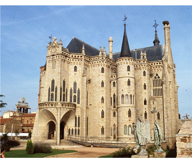Svatojakubská cesta do Santiaga de Compostela 2023 - Španělsko, Svatojakubská cesta, Astorga, biskupský palác od Antoni Gaudího, UNESCO